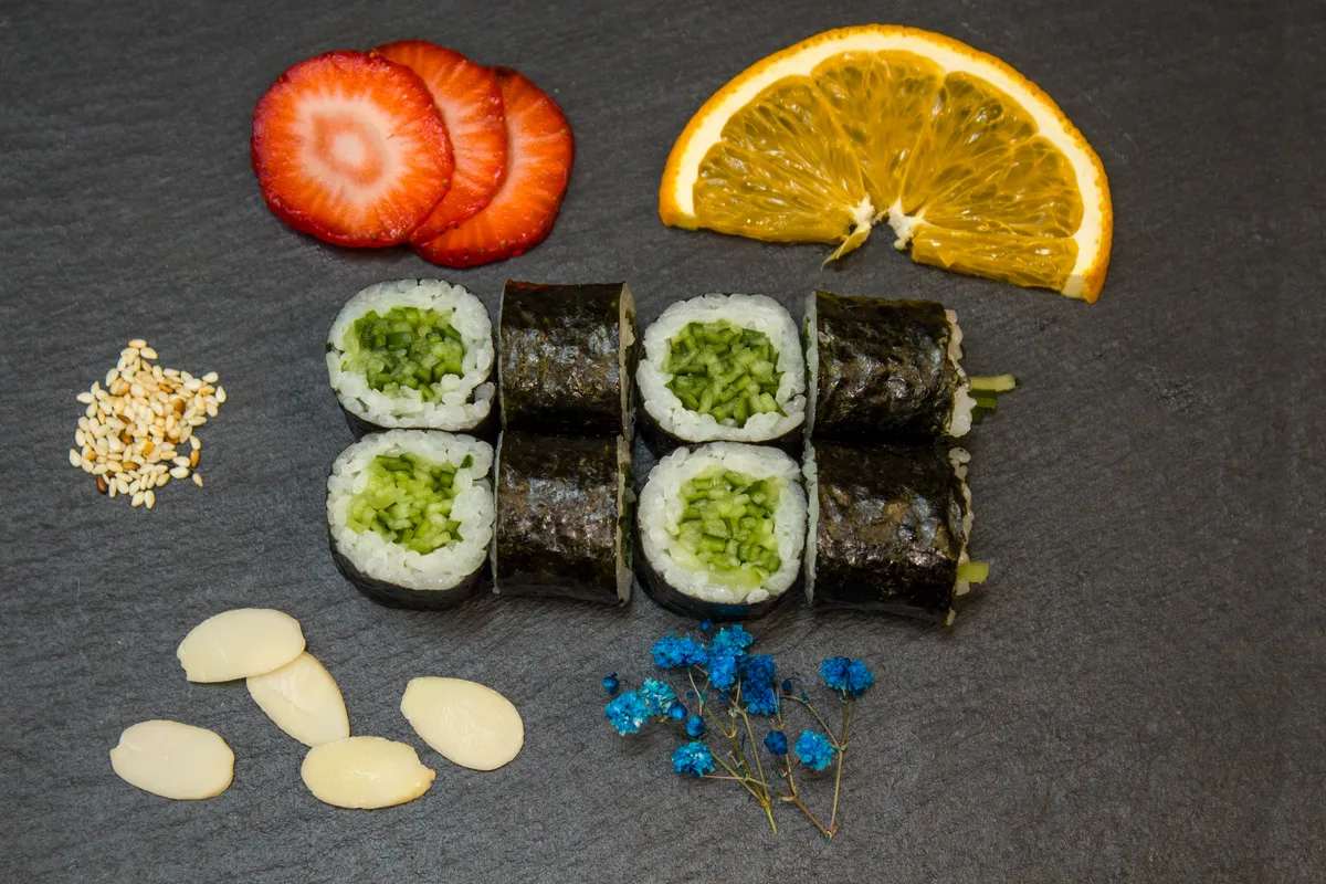 Hosomaki z ogórkiem i sezamem