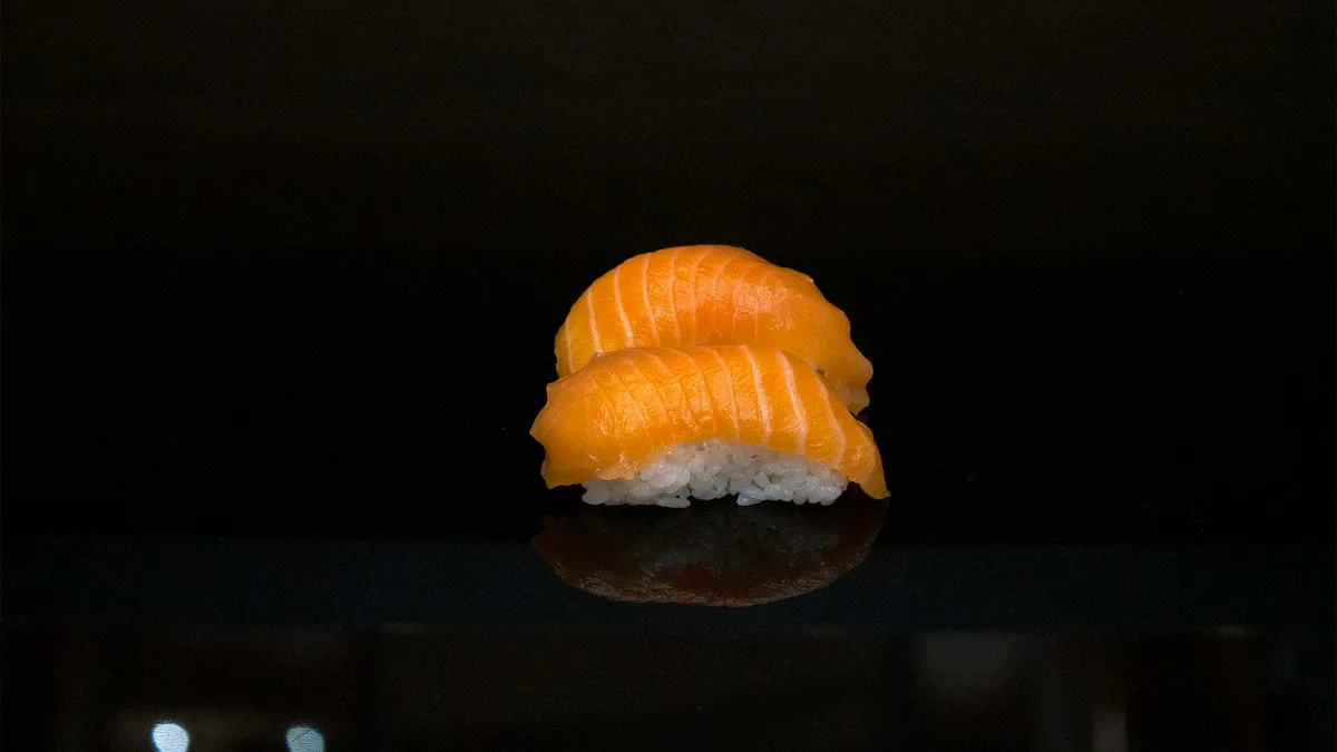 Nigiri z łososiem