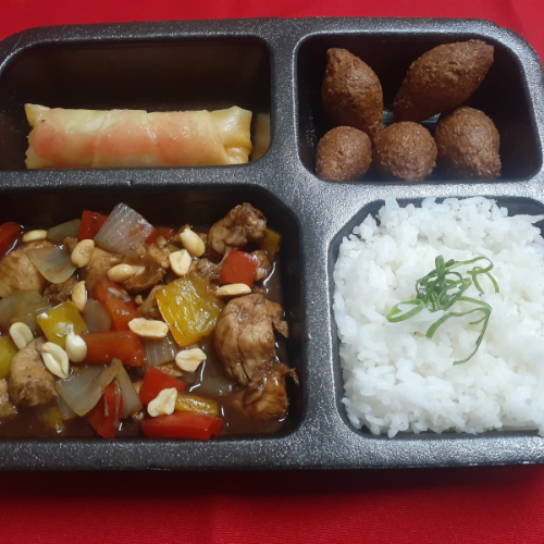 Bentô Frango Xadrez e Gohan + Kibinho de Tilápia + Harumaki