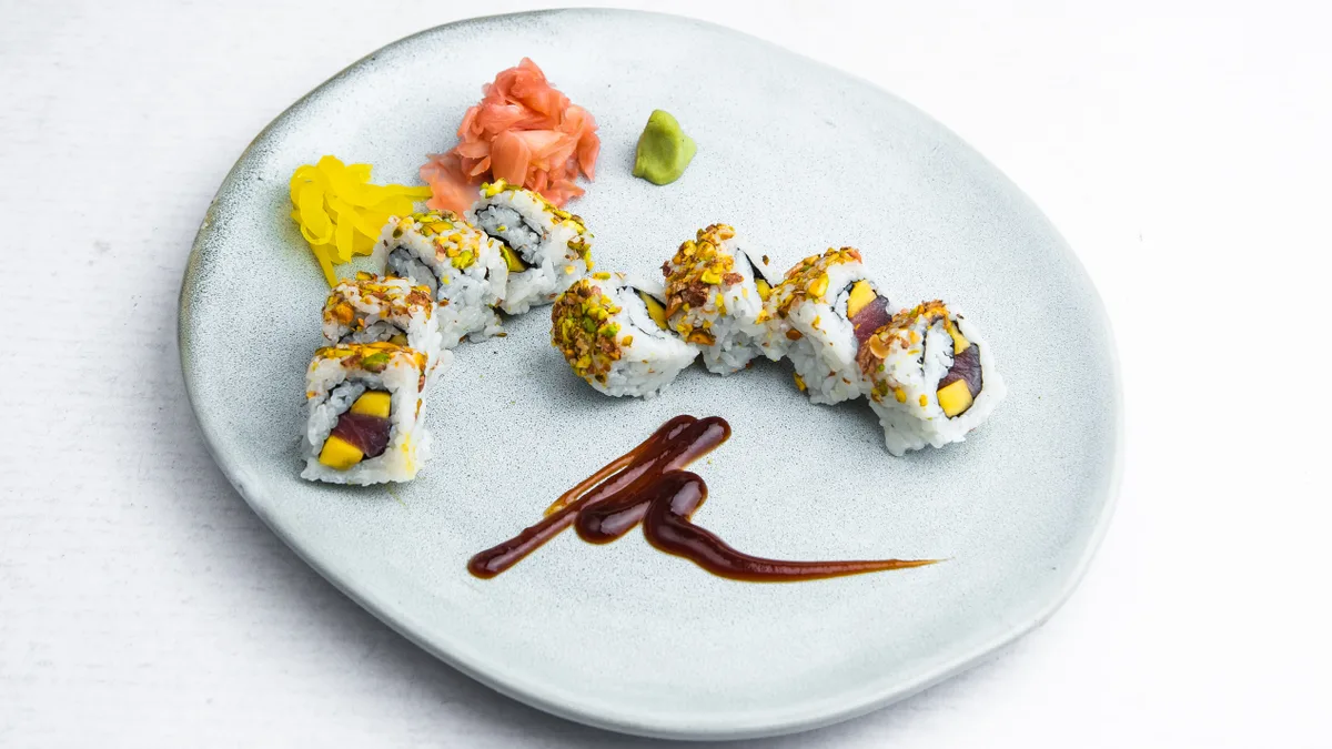 Cali tuna, mango i pistaći 8 komada
