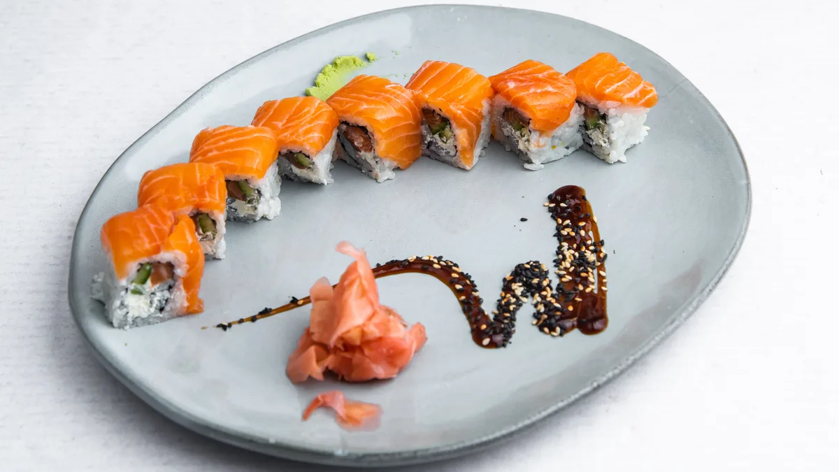 Extra double salmon roll 8 komada