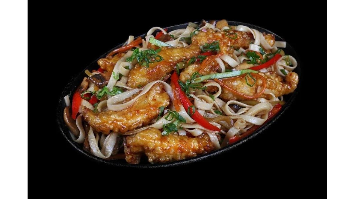 Noodles udon cu pui pane