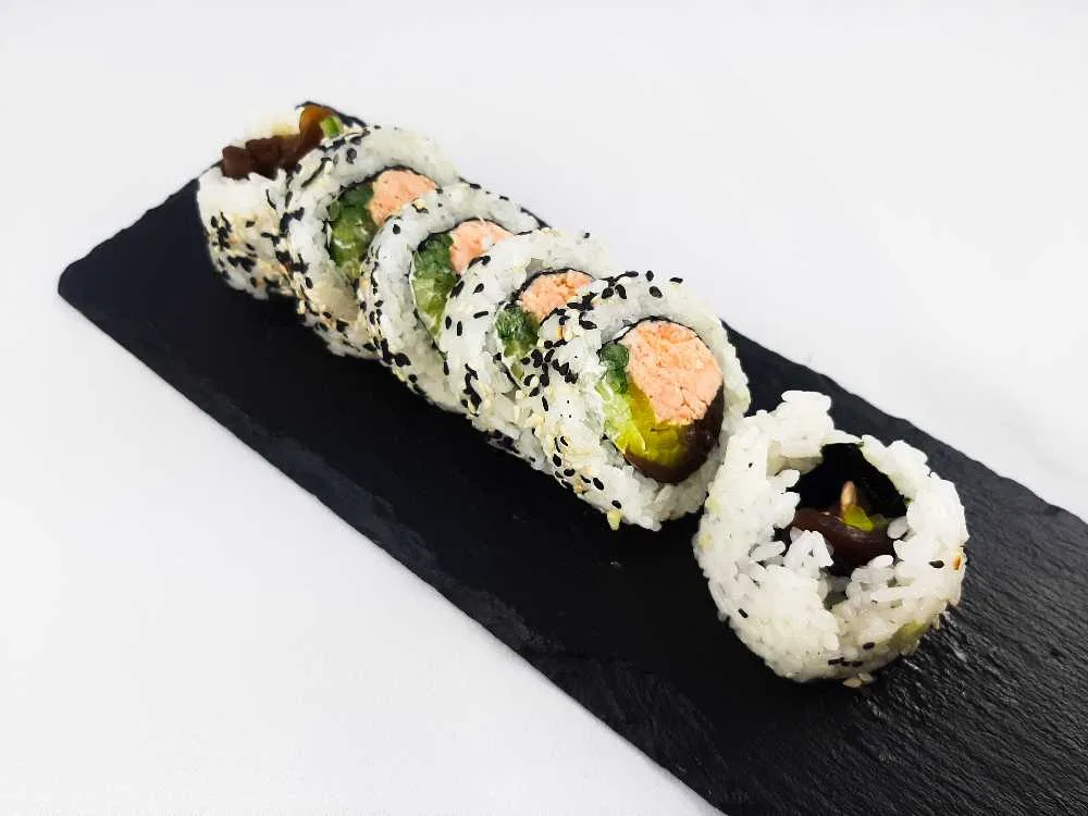 02.Uramaki z grillowanym łososiem i warzywami 6szt.