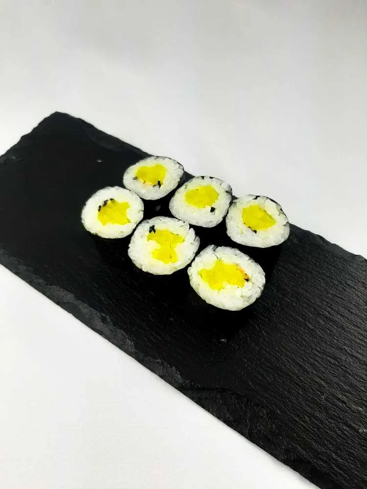 03.Hosomaki z oshinko i prażonym sezamem 6szt.