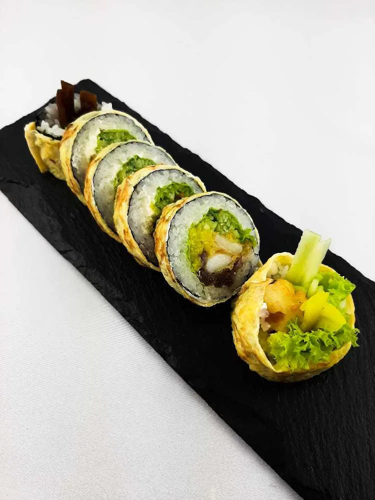 03.Tamago Futomaki z kalmarami w tempurze i warzywami 6szt.