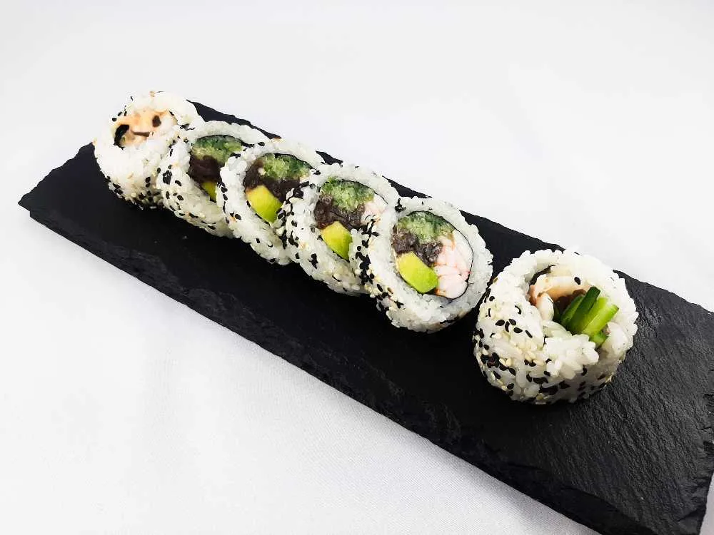 06.Uramaki z gotowaną krewetką i warzywami 6szt.
