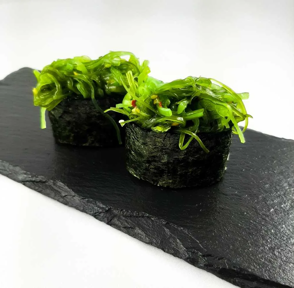 1.Gunkan z sałatką Goma Wakame 2szt.