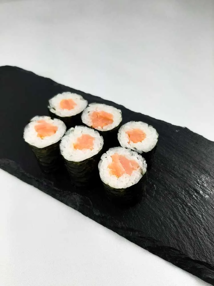 10.Hosomaki z wędzonym łososiem 6szt.