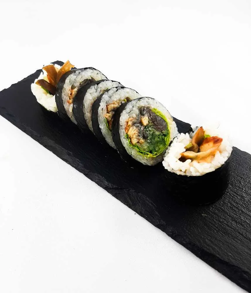 12.Futomaki z grillowanym węgorzem i warzywami 6szt.