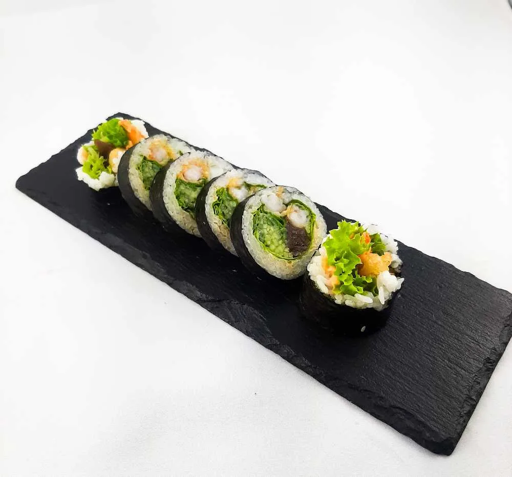 15.Futomaki z krewetkami w tempurze i warzywami 6szt..