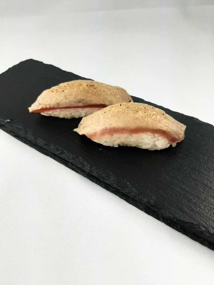 7.Nigiri z opalanym tuńczykiem 2szt.