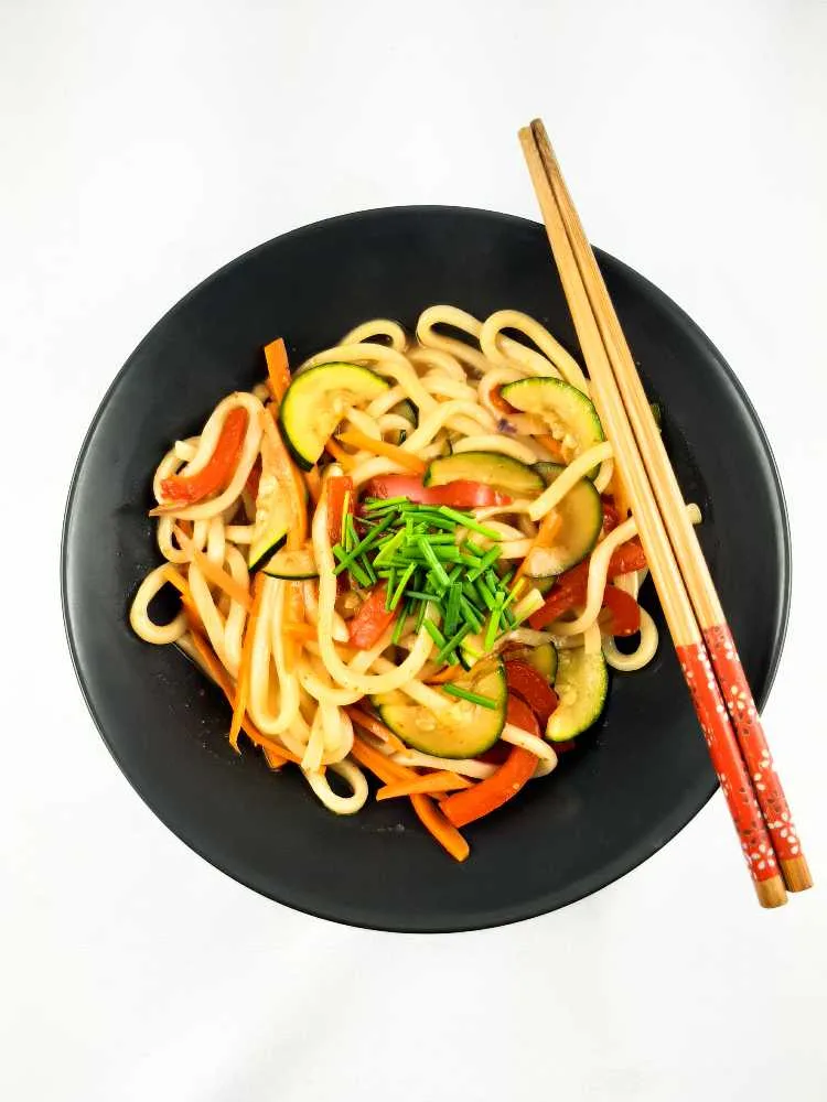 Udon z łososiem, tuńczykiem i warzywami