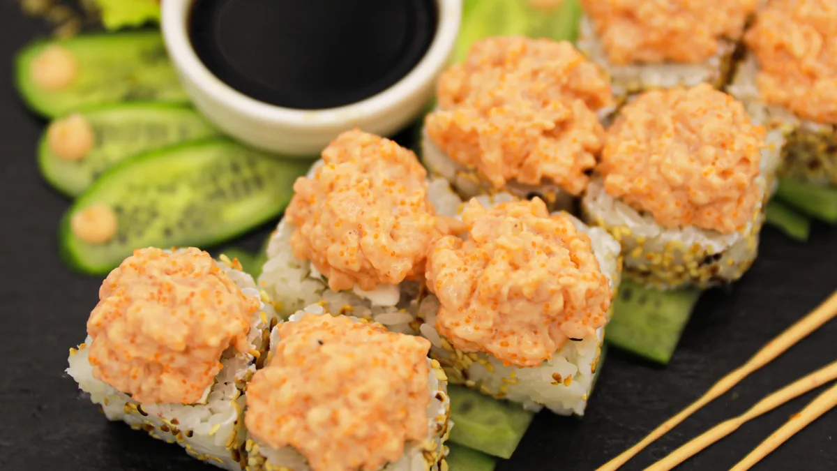 Spicy Salmon Roll (8 pcs.)