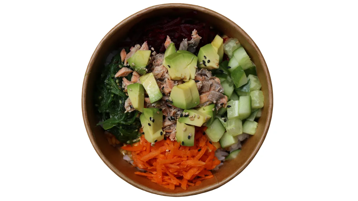 Grill Salmon Poke salát