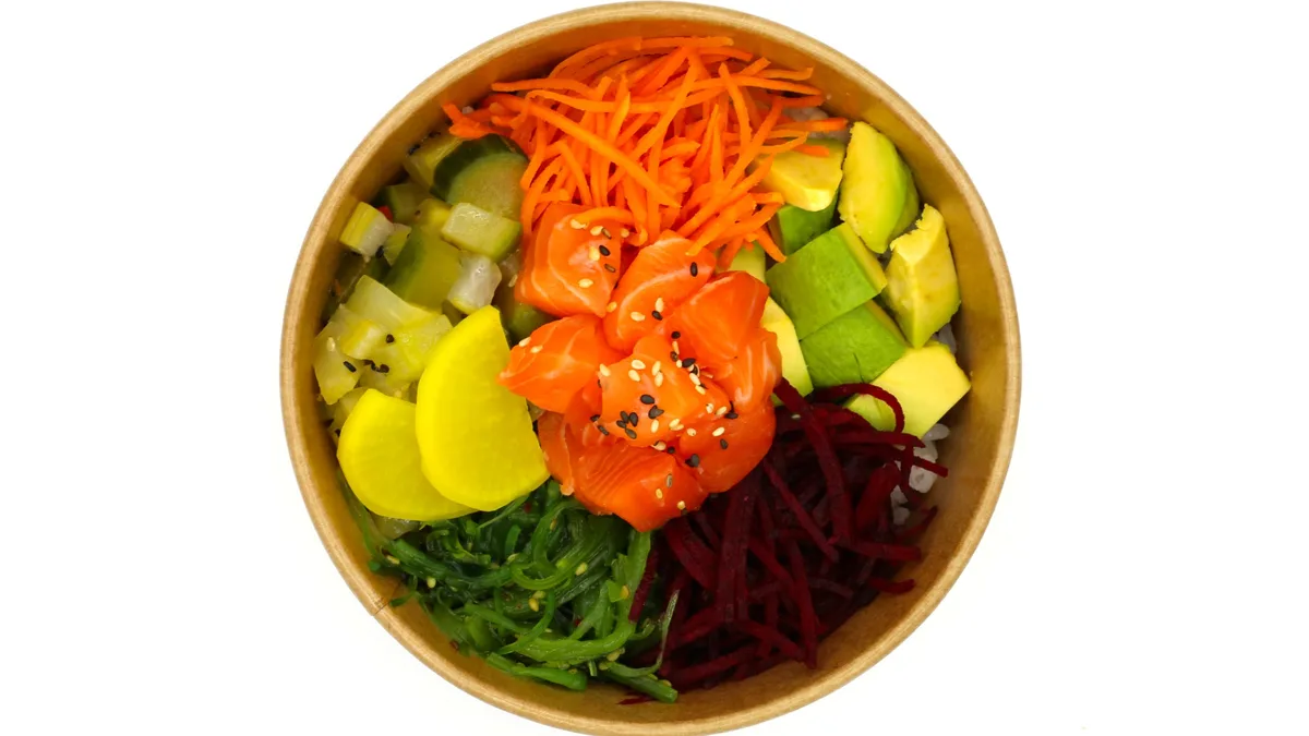 Salmon Poke Salát