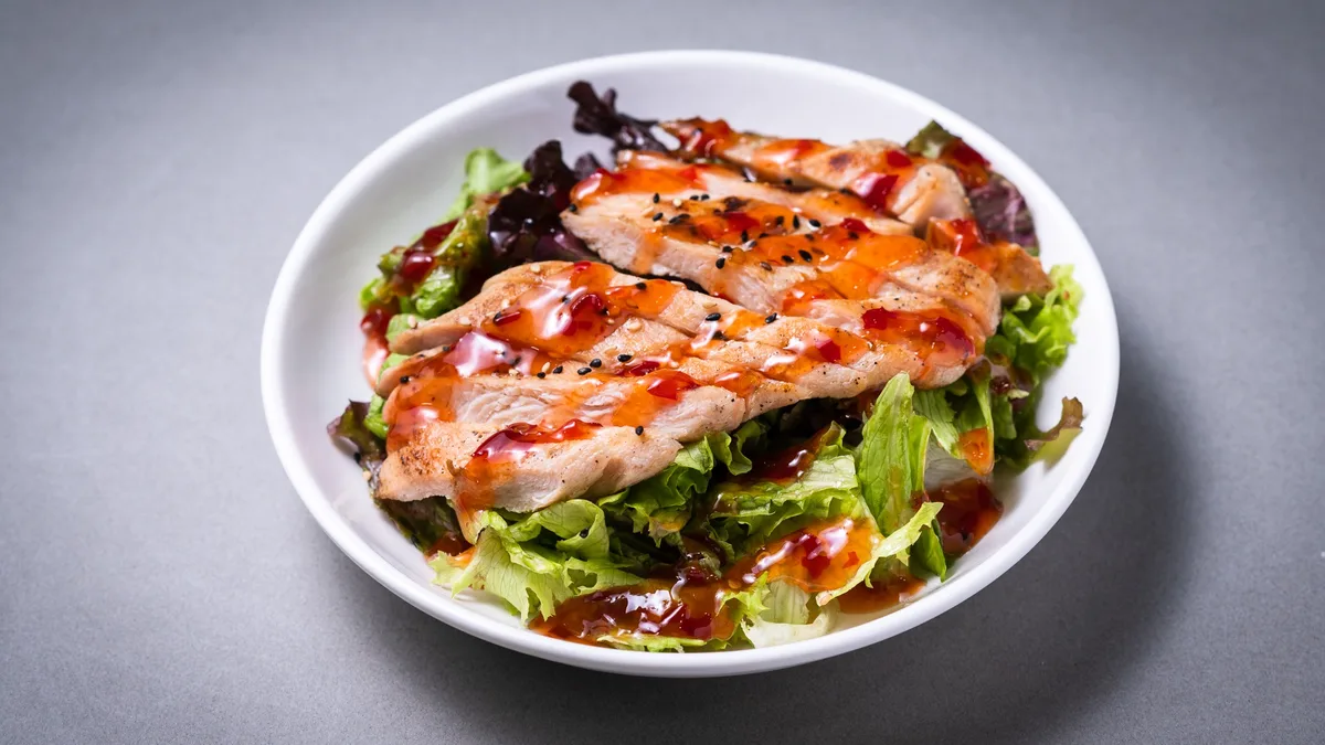 Chicken Salad με Sweet Chili Sauce