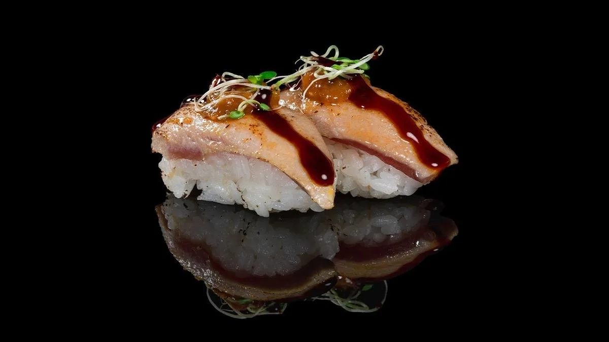 Aburi maguro nigiri