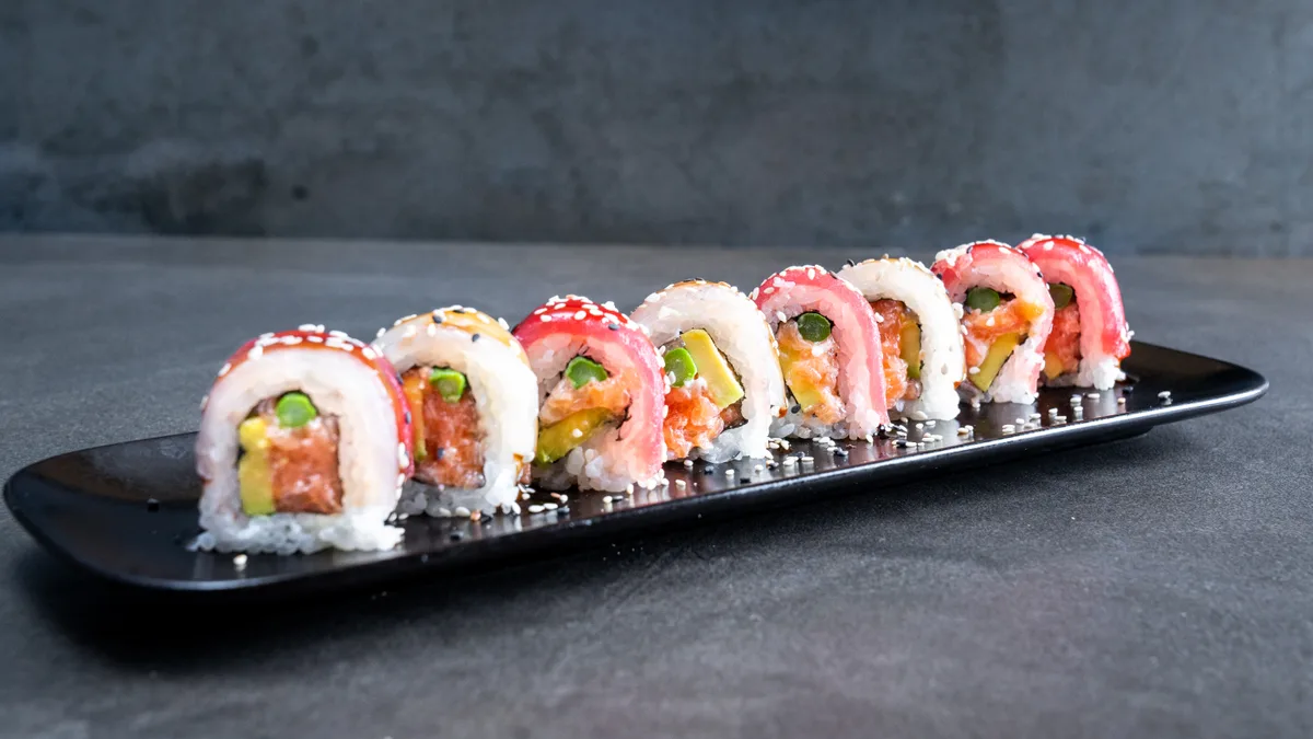 ‫Tartar Salmon Roll
