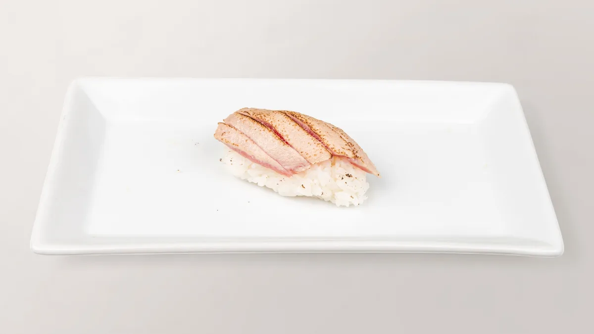 401. Flambierter Thunfisch Nigiri