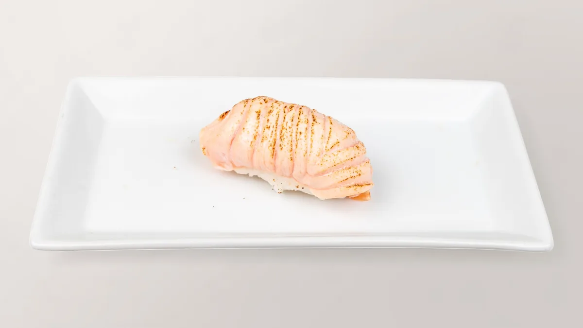 402. Flambierter Lachs Nigiri