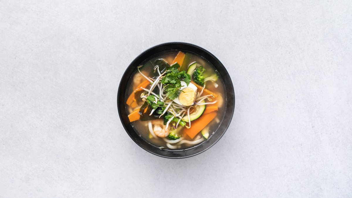 54. Udon polévka s hovězím