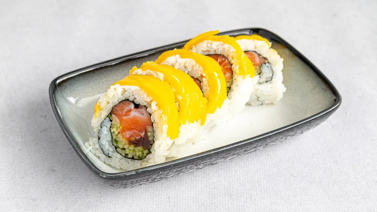 Salmon mango uramaki