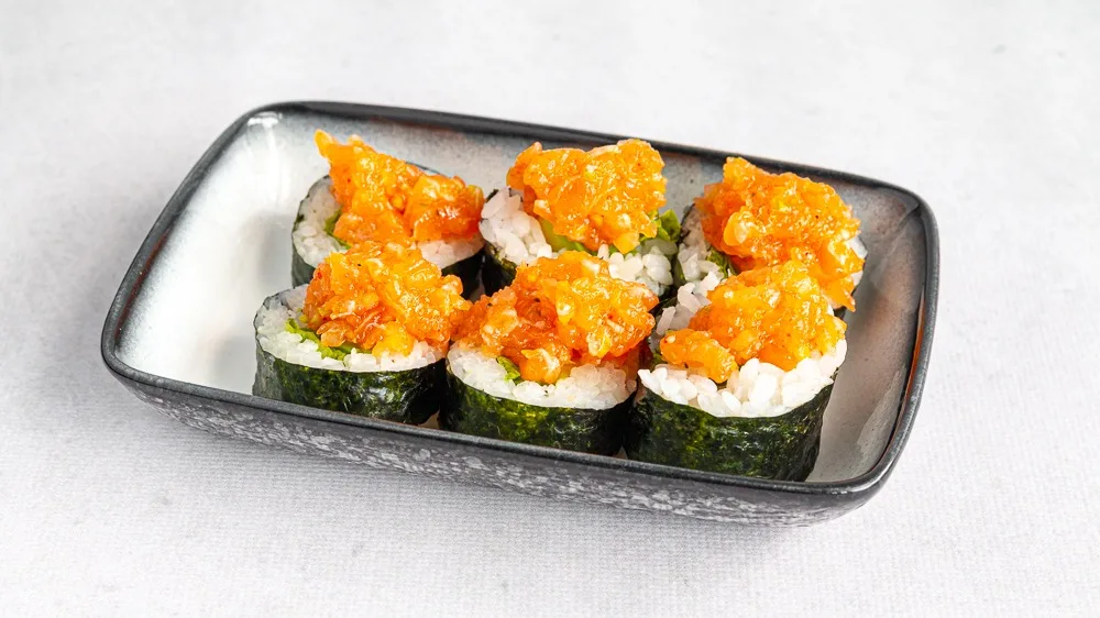 Salmon tartare maki