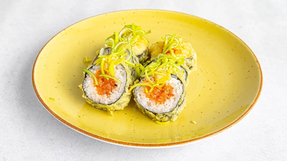 Salmon tartare tempura maki