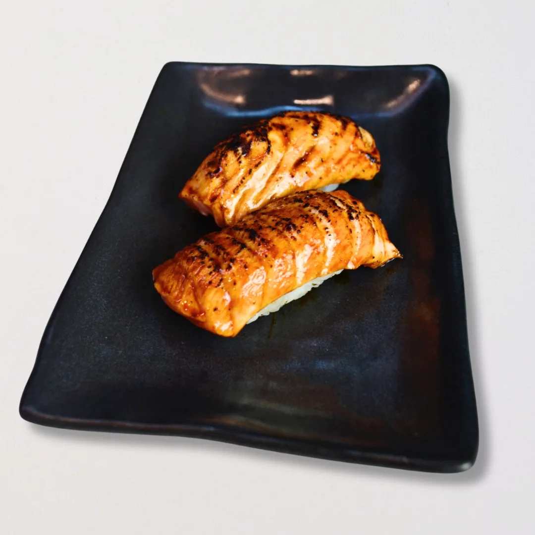 Nigiri opalony losos 2szt