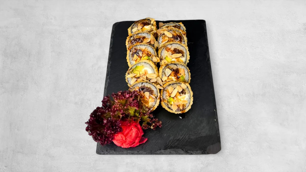 Rolka w Tempurze z Grillowanym Lososiem (12 szt)