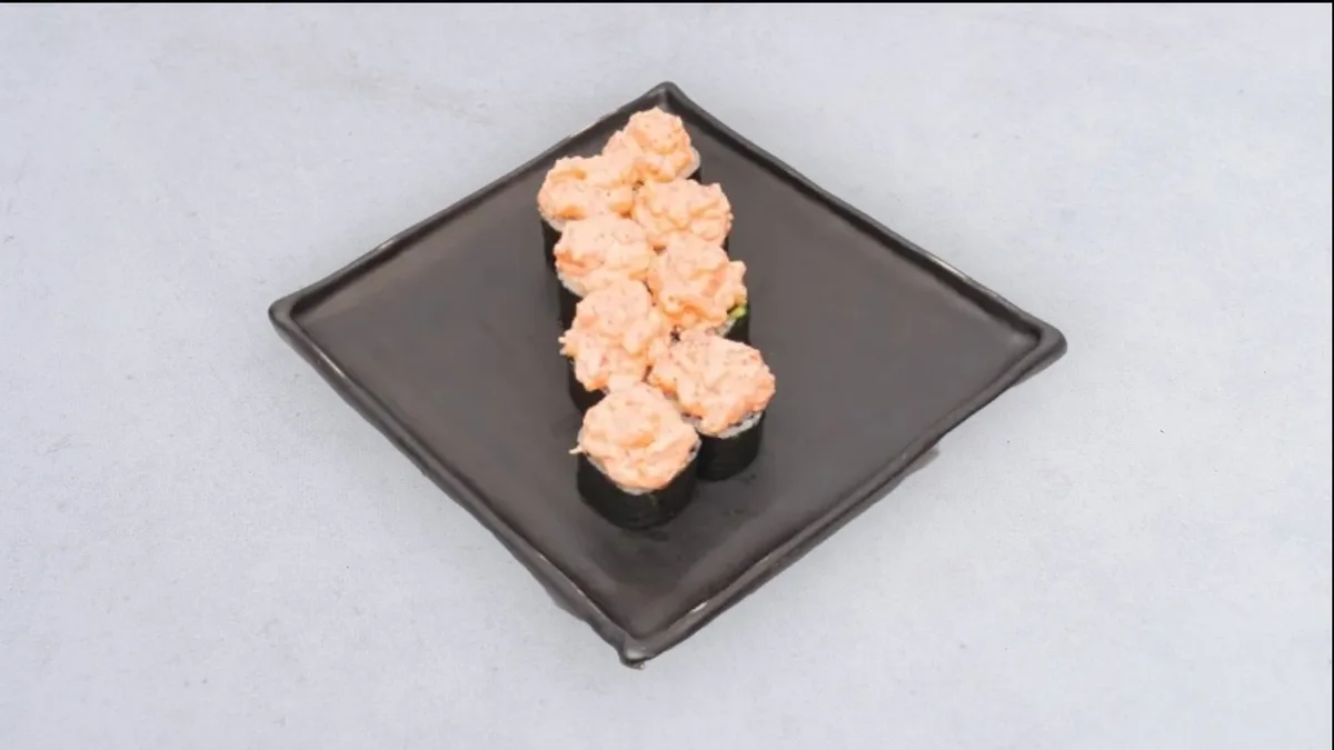 Roll z czapeczką spicy Losos 8szt