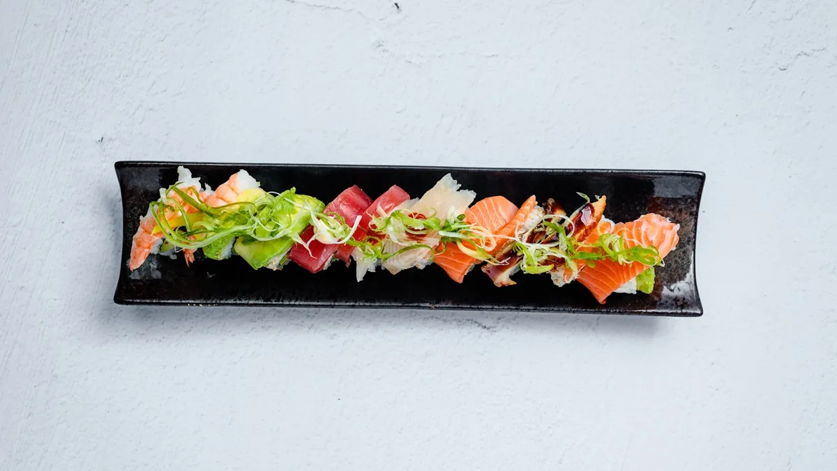 9 Bitar Rainbow Roll