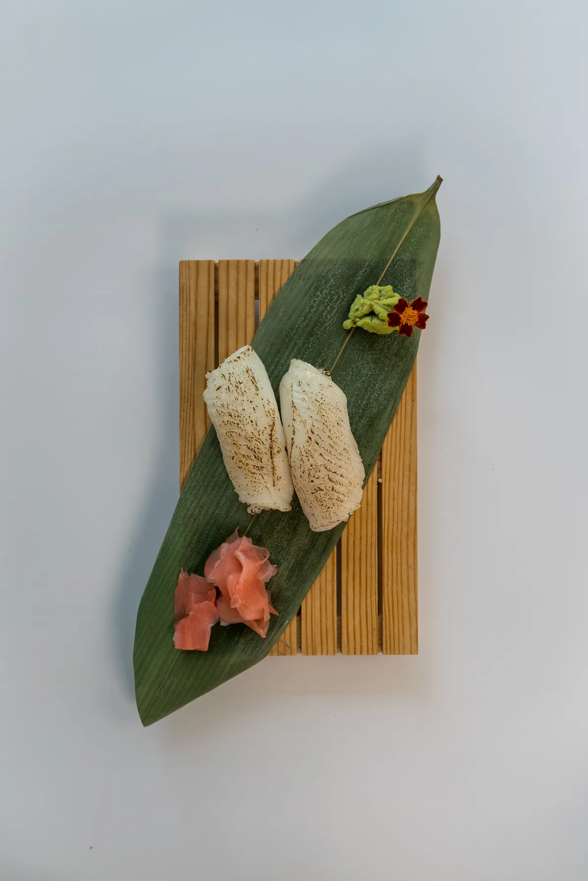 Nigiri halibut opalany