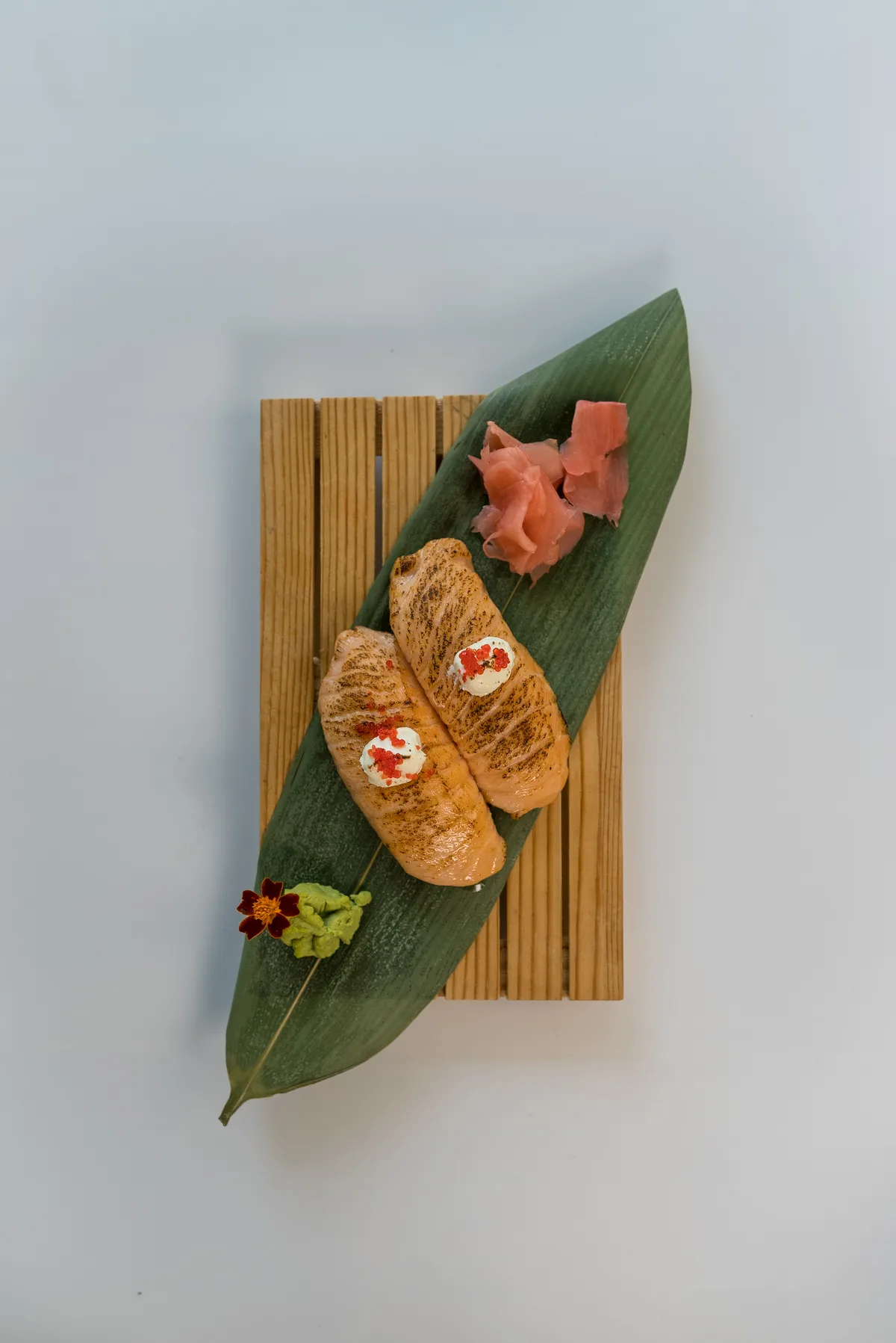 Nigiri łosoś opalany