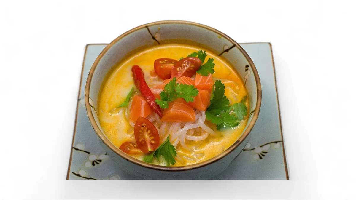Tom yum s kokosovým mlékem a lososem