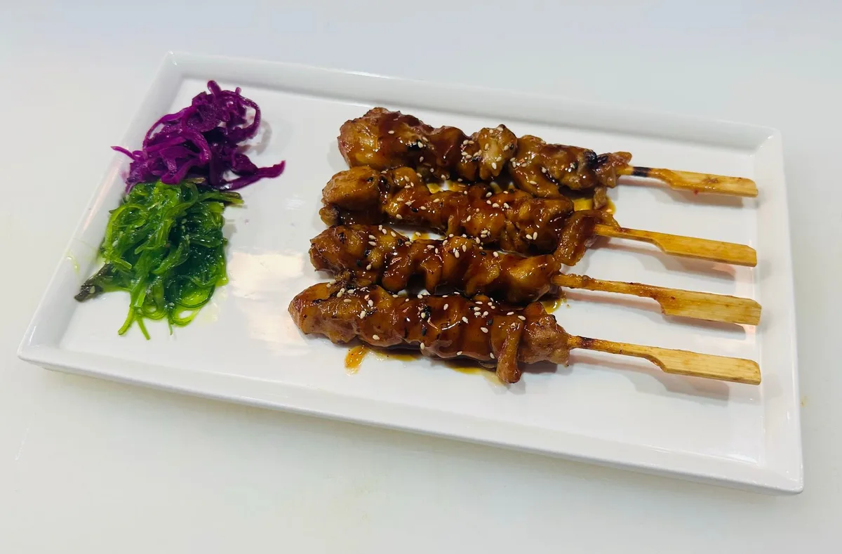 Q9 pálcikára tűzött tariyaki csirke