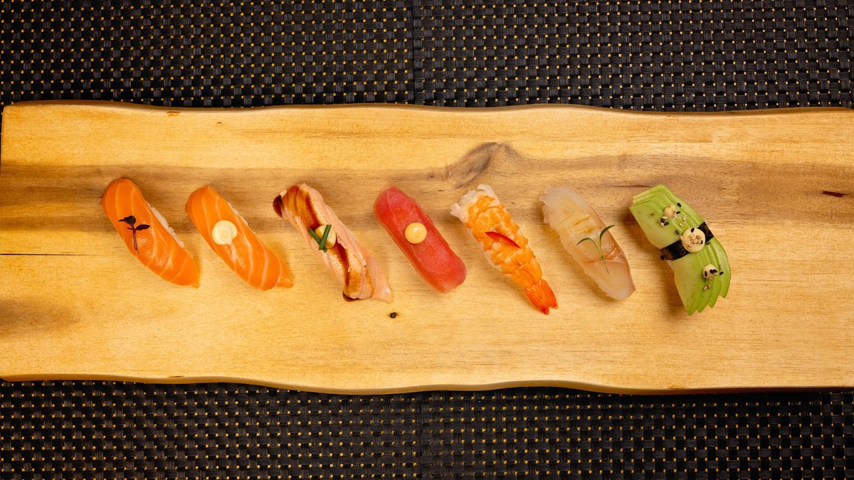 Shake Nigiri (Topped with garlic)