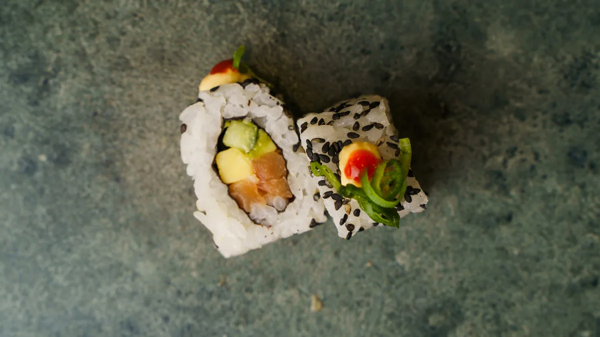 Uramaki Laks Mango (2 stk)