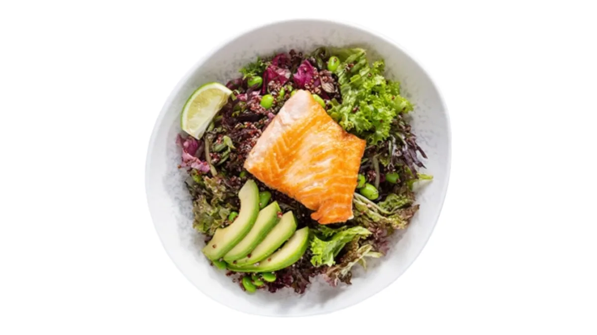 Sallatë Quinoa me Salmon