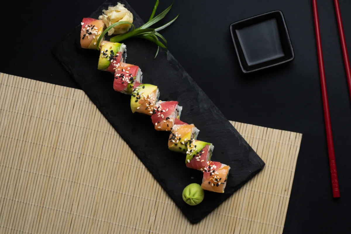 Rainbow roll (8 pcs)