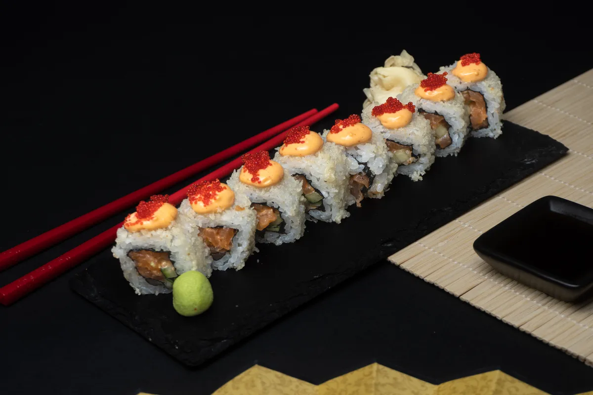 Spicy salmon roll (8 pcs)