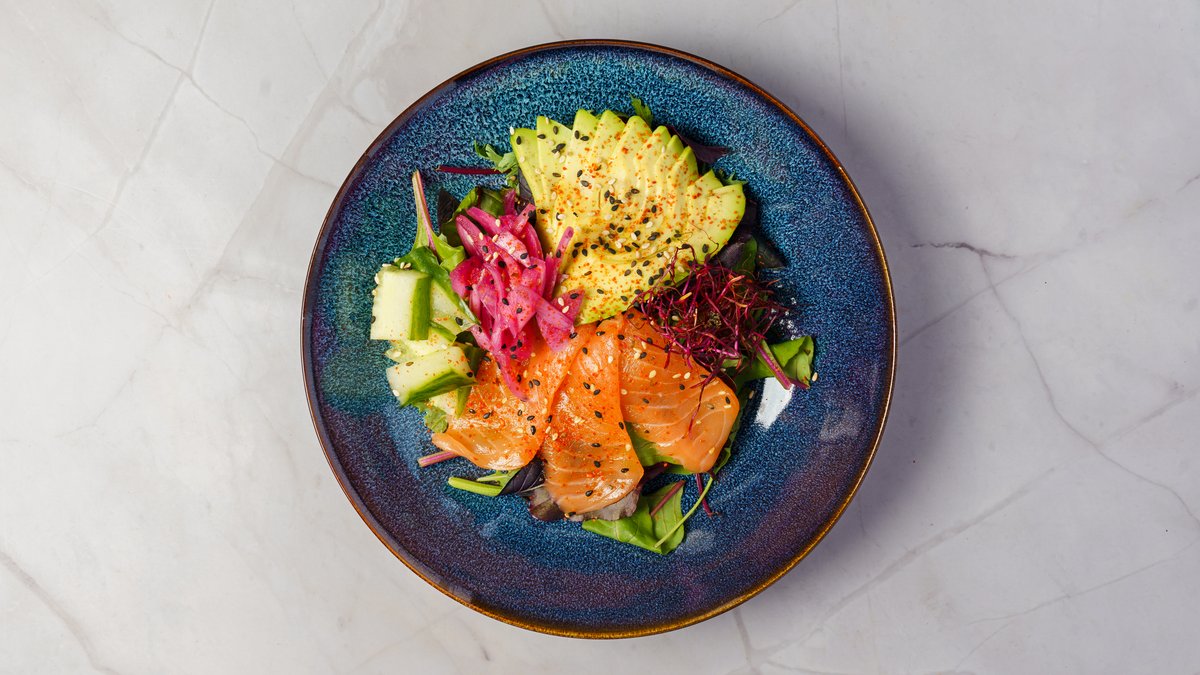 Salat med laks sashimi