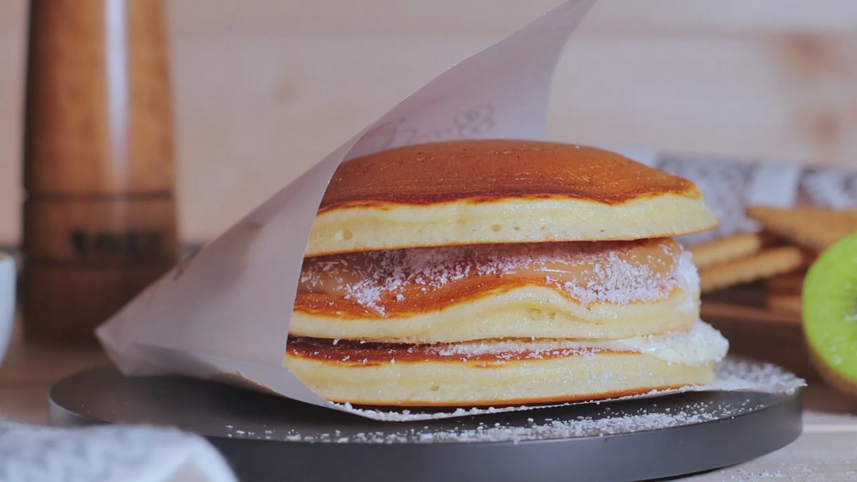 Trio pancakes cu ciocolată albă, cremă de caramel și fulgi de cocos
