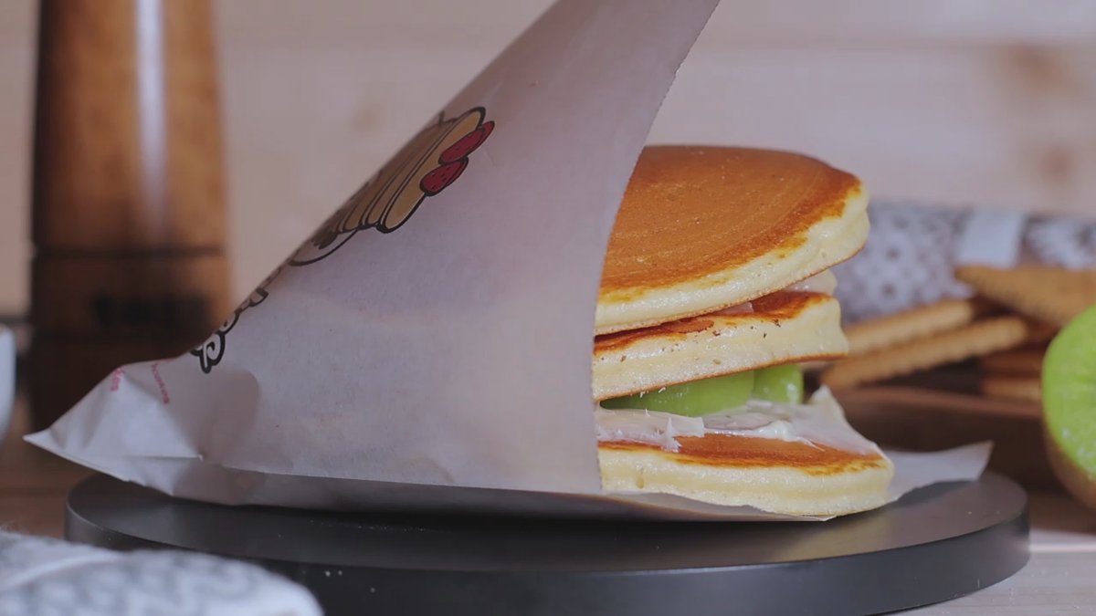 Trio pancakes cu ciocolată albă, kiwi, vanilie si afine
