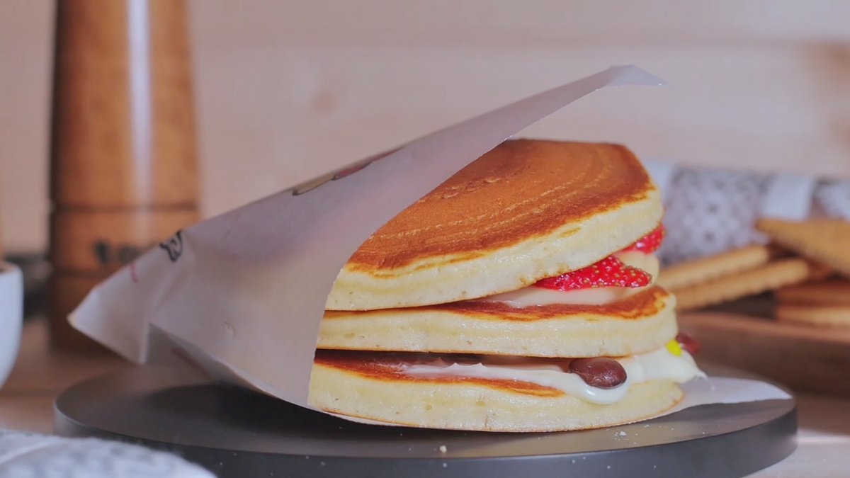 Trio pancakes cu ciocolată albă, MandM, vanilie si căpsuni