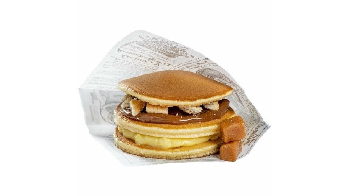 Trio pancakes cu cremă de vanilie, cremă de caramel și biscuiți