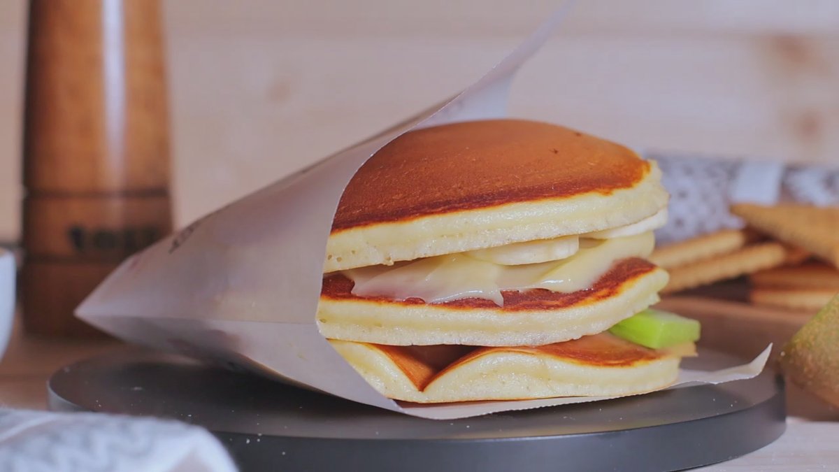 Trio pancakes cu crema caramel, crema vanilie , kiwi si banane