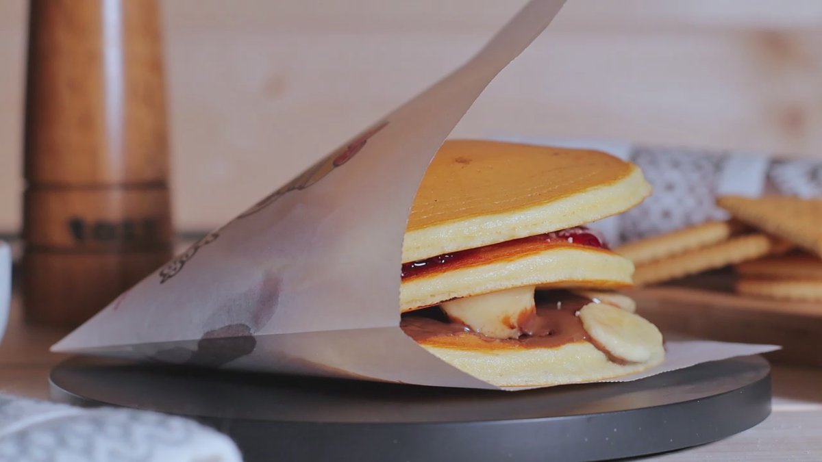 Trio pancakes cu nutella, banane, biscuiti si dulceata de zmeura