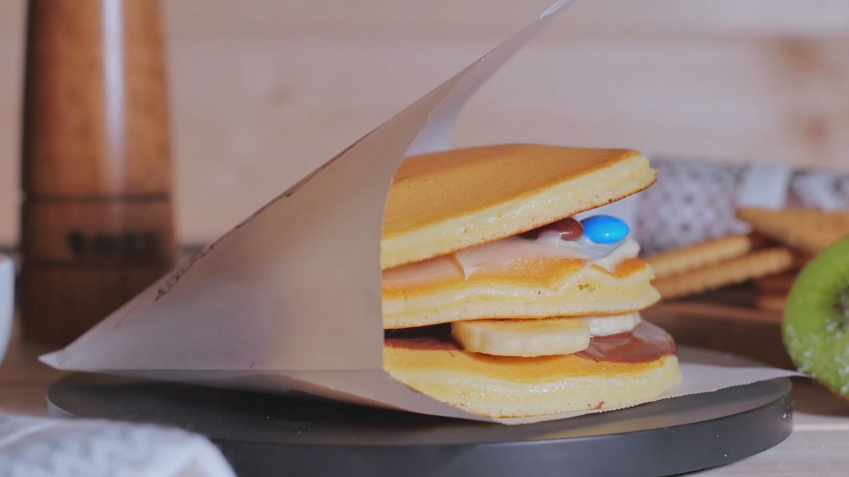 Trio pancakes cu nutella, ciocolată albă,  banane si MandM