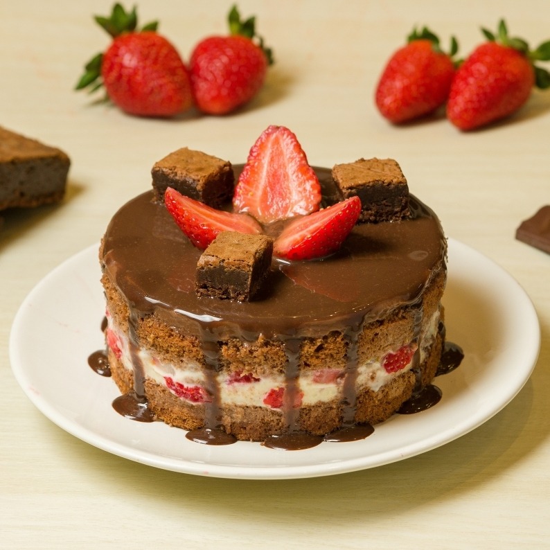 Mini Torta Trufa Choc Branco C/ Brownie e Morangos Frescos -600g